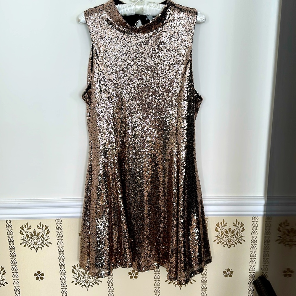 The Edit by Seventeen Sleeveless Gold Sequin Party Dress 13 Lined Keyhole Back
